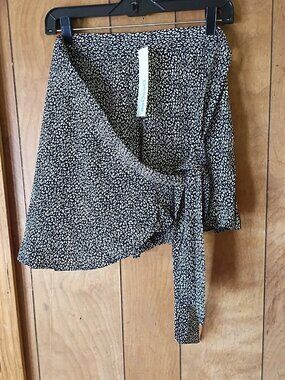 GeeGee Women's Wrap Front Skort Shorts Black White Print Size S Back Zip